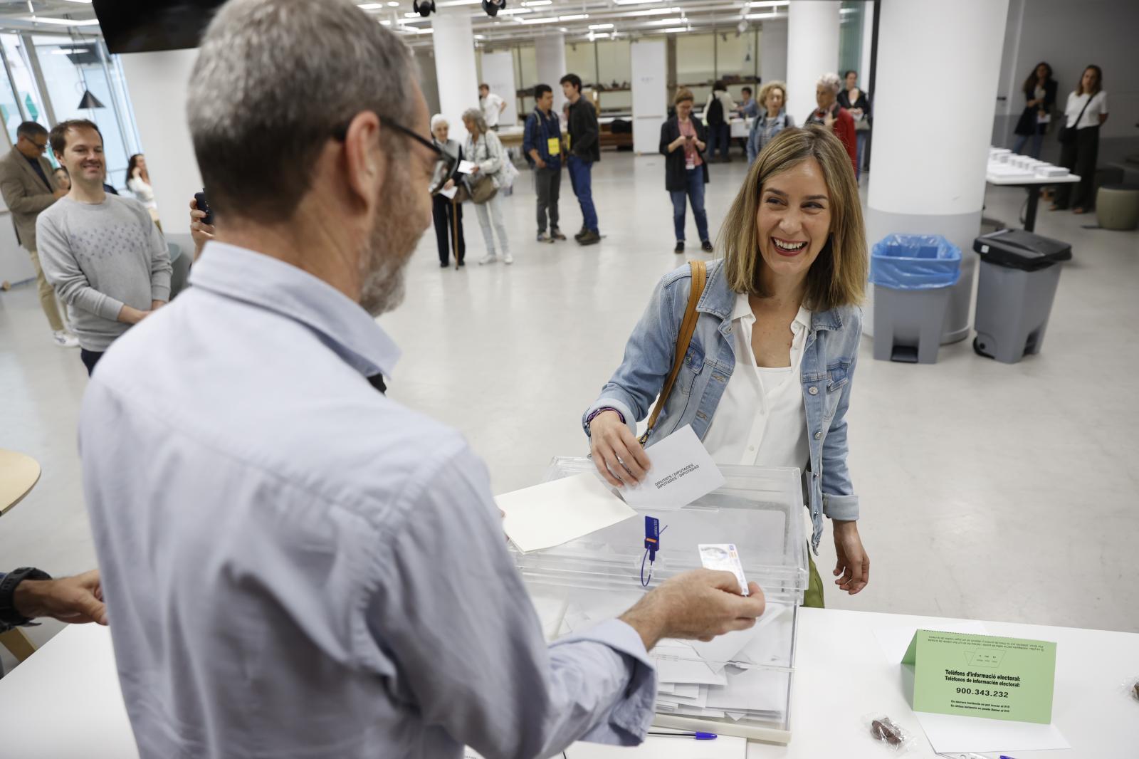 Jessica Albiach vota muy sonriente.