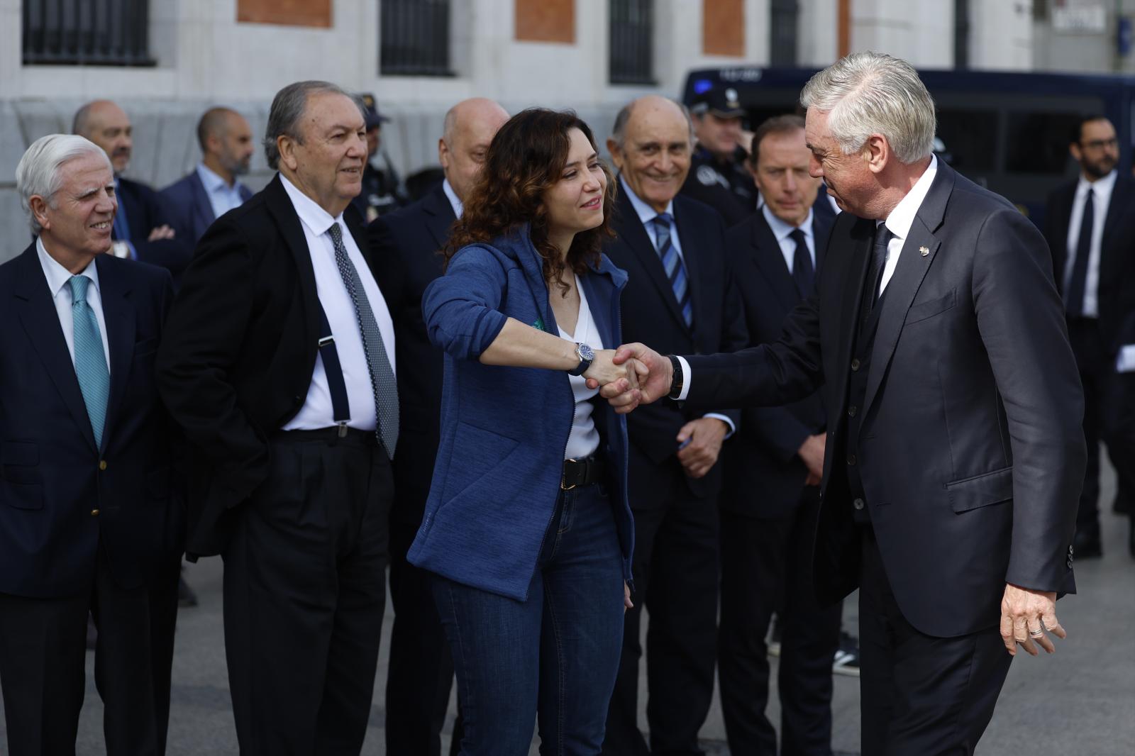 El entrenador del Real Madrid, Carlo Ancelotti, es recibido por la presidenta de la Comunidad de Madrid, Isabel Díaz Ayuso.