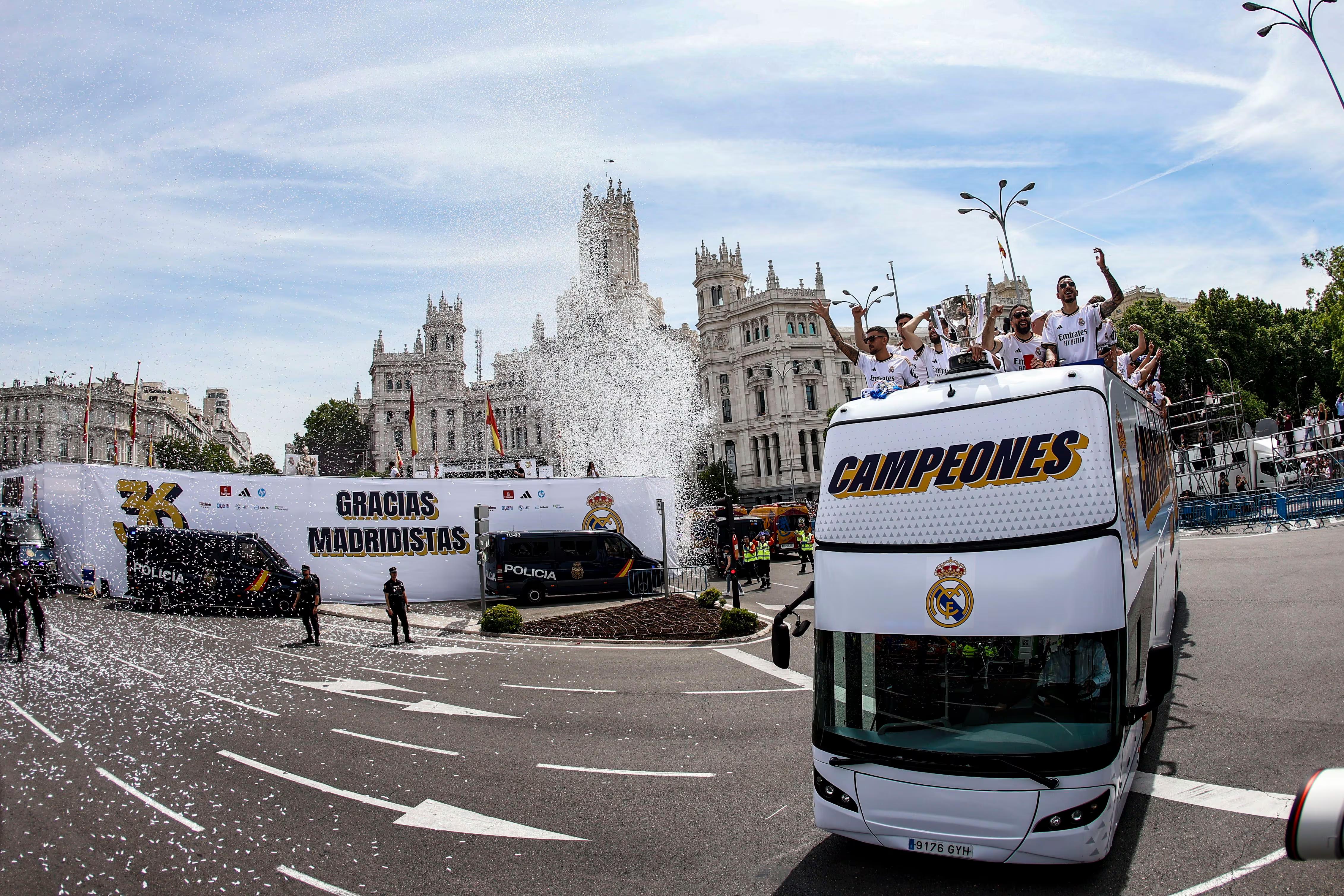 El autobús del Real Madrid hace su entrada en Cibeles, el icónico punto de celebración de los forofos madridistas