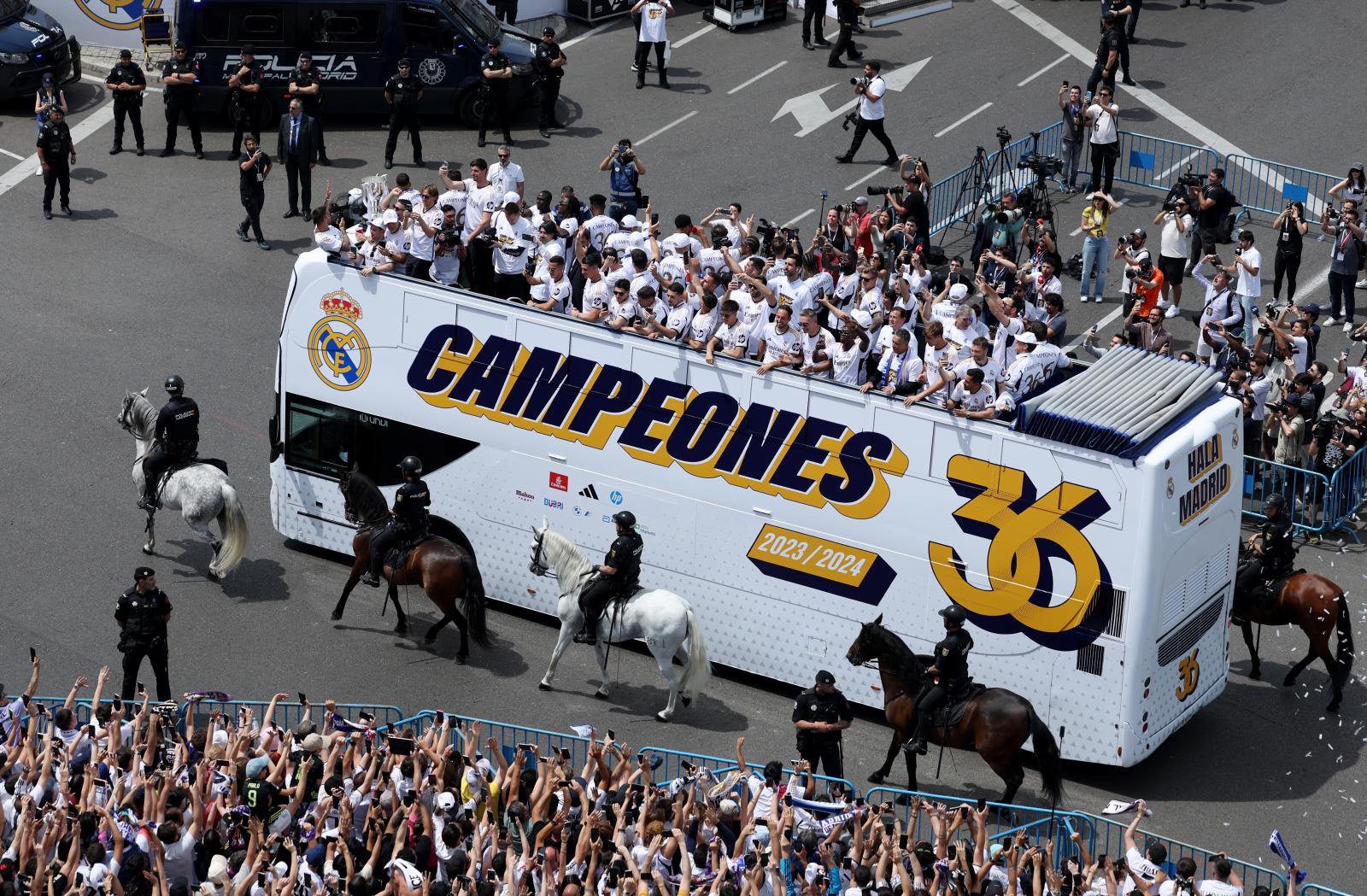 El autobús del Real Madrid llega a Cibeles