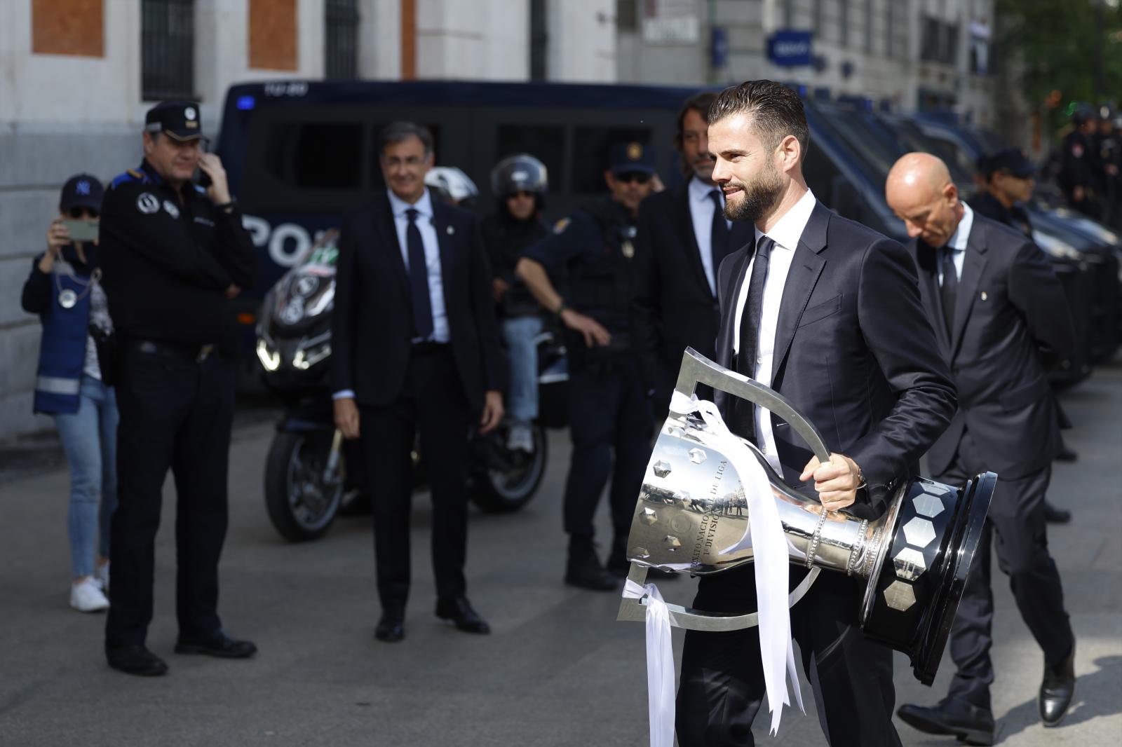 El capitán del Real Madrid Nacho Fernández con la copa de LaLiga a su llegada a la Real Casa de Correos.