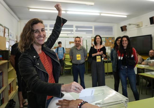 Laia Estrada ha votado con el puño en alto.