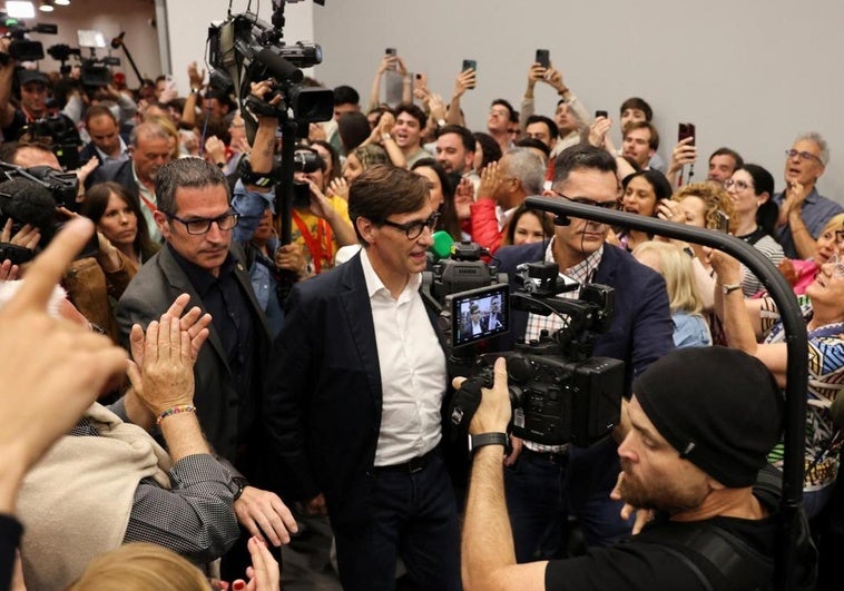 Salvador Illa llega a la sede del PSC tras la jornada electoral.