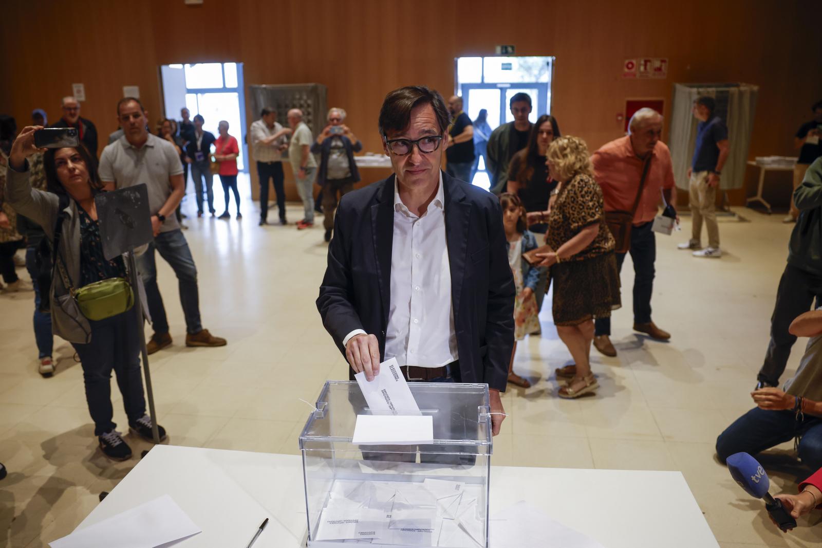 Salvador Illa ejerciendo su derecho al voto