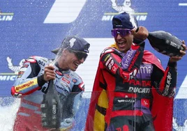 Jorge Martín y Marc Márquez festejan el primer, y segundo puesto, respectivamente, en el podio de Le Mans.