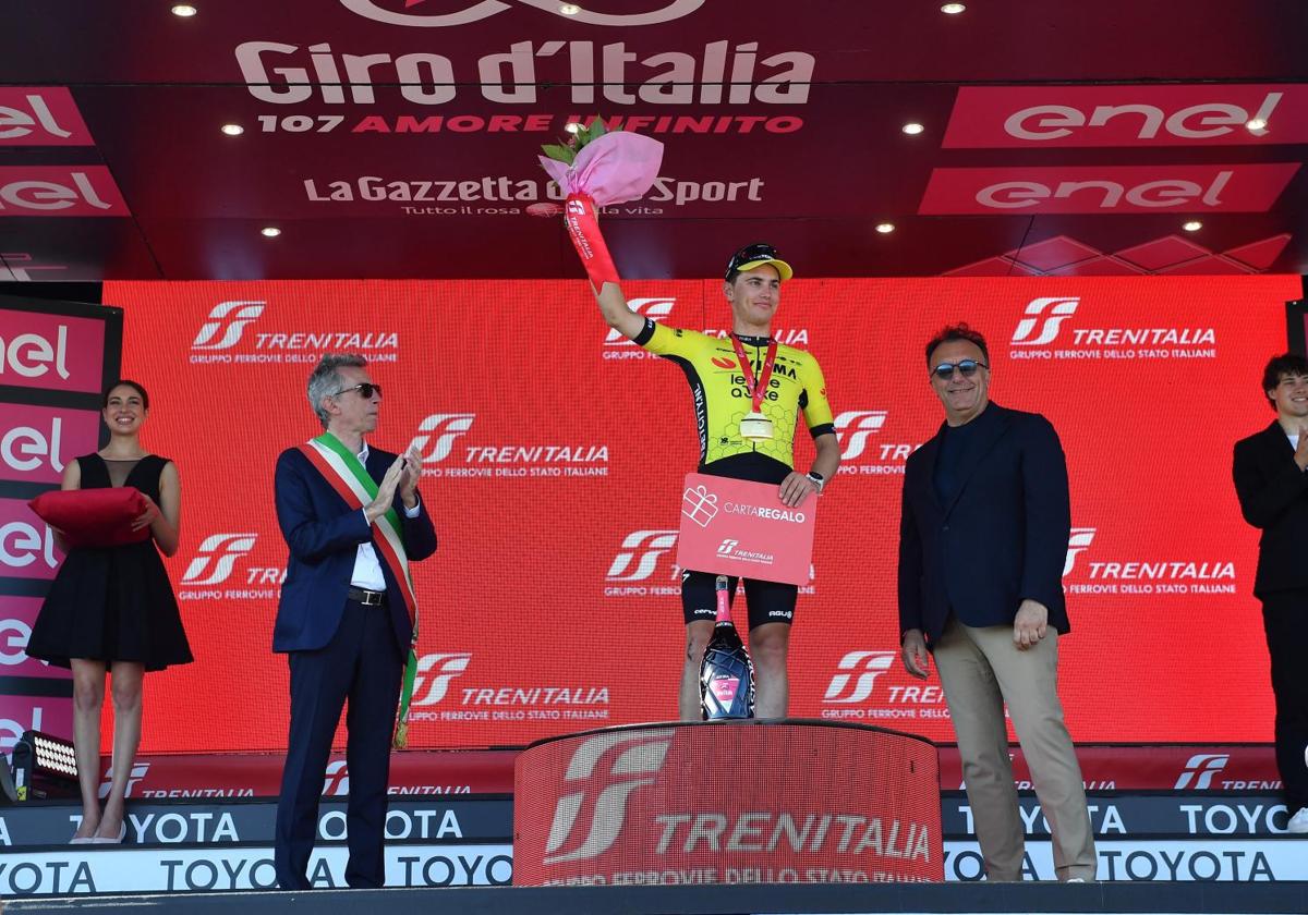 Olav Kooij, en el podio tras ganar la novena etapa del Giro de Italia.