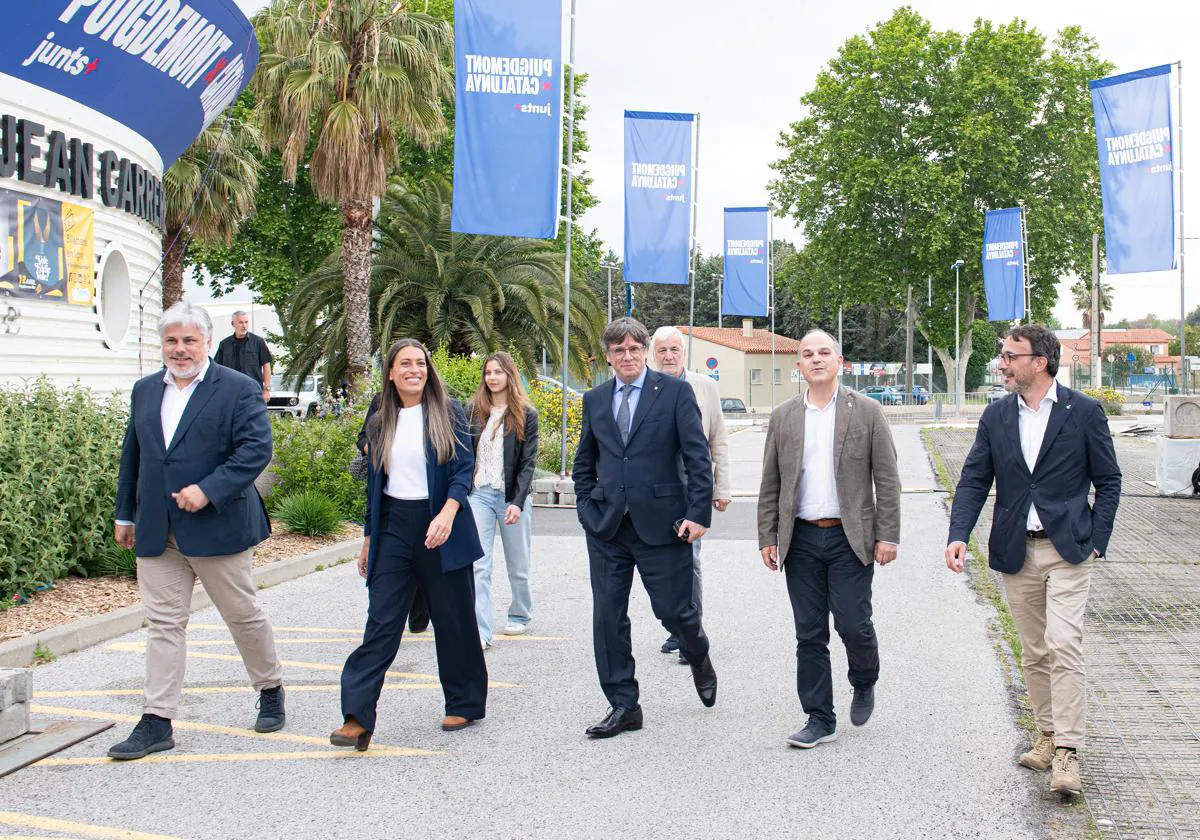 El expresidente de la Generalitat de Catalunya y candidato de Junts a las elecciones catalanas, Carles Puigdemont, junto a otros miembros de su partido