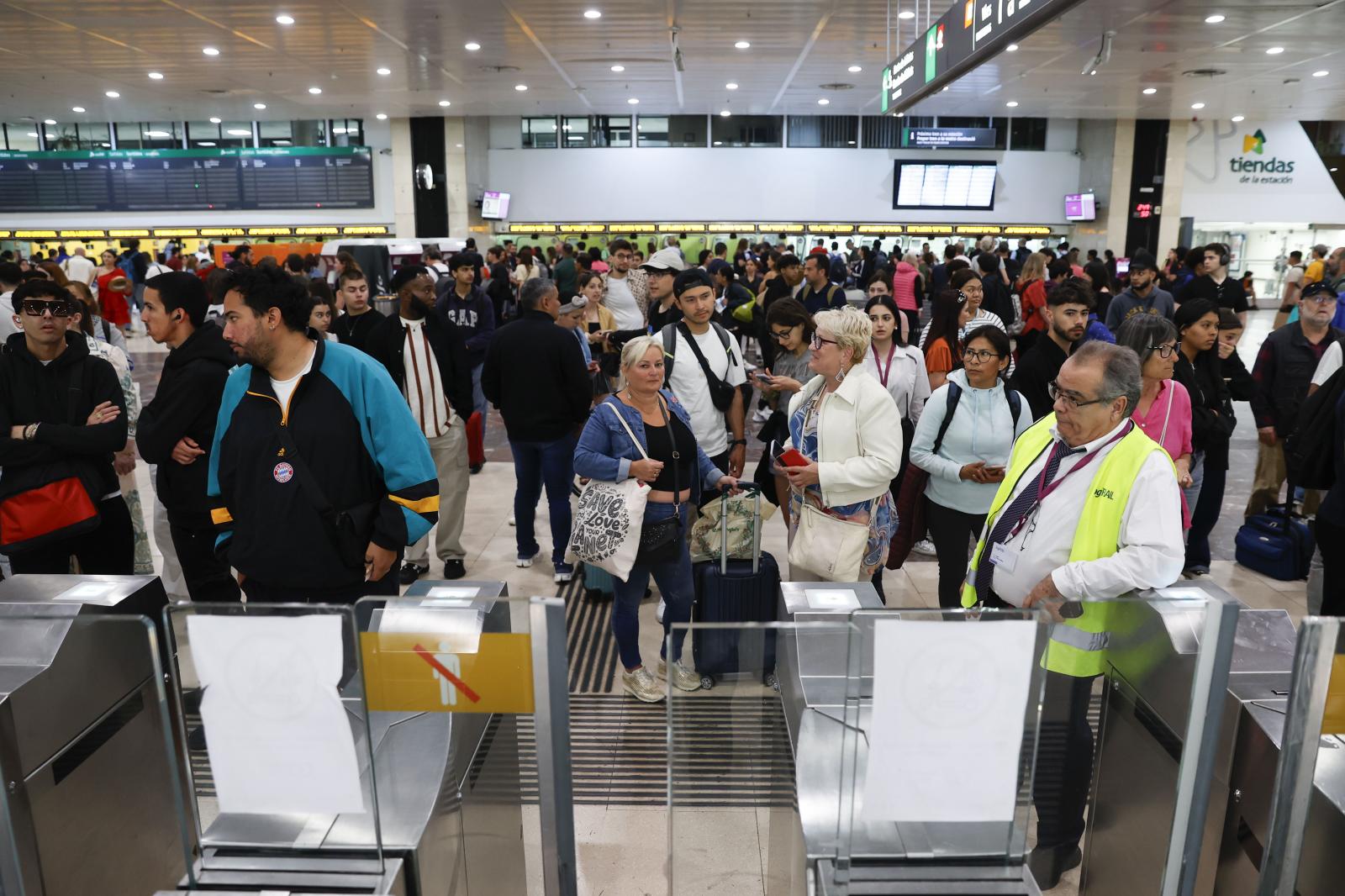 Otra de las imágenes de la jornada la dejan las largas esperas por la avería de los rodalíes.