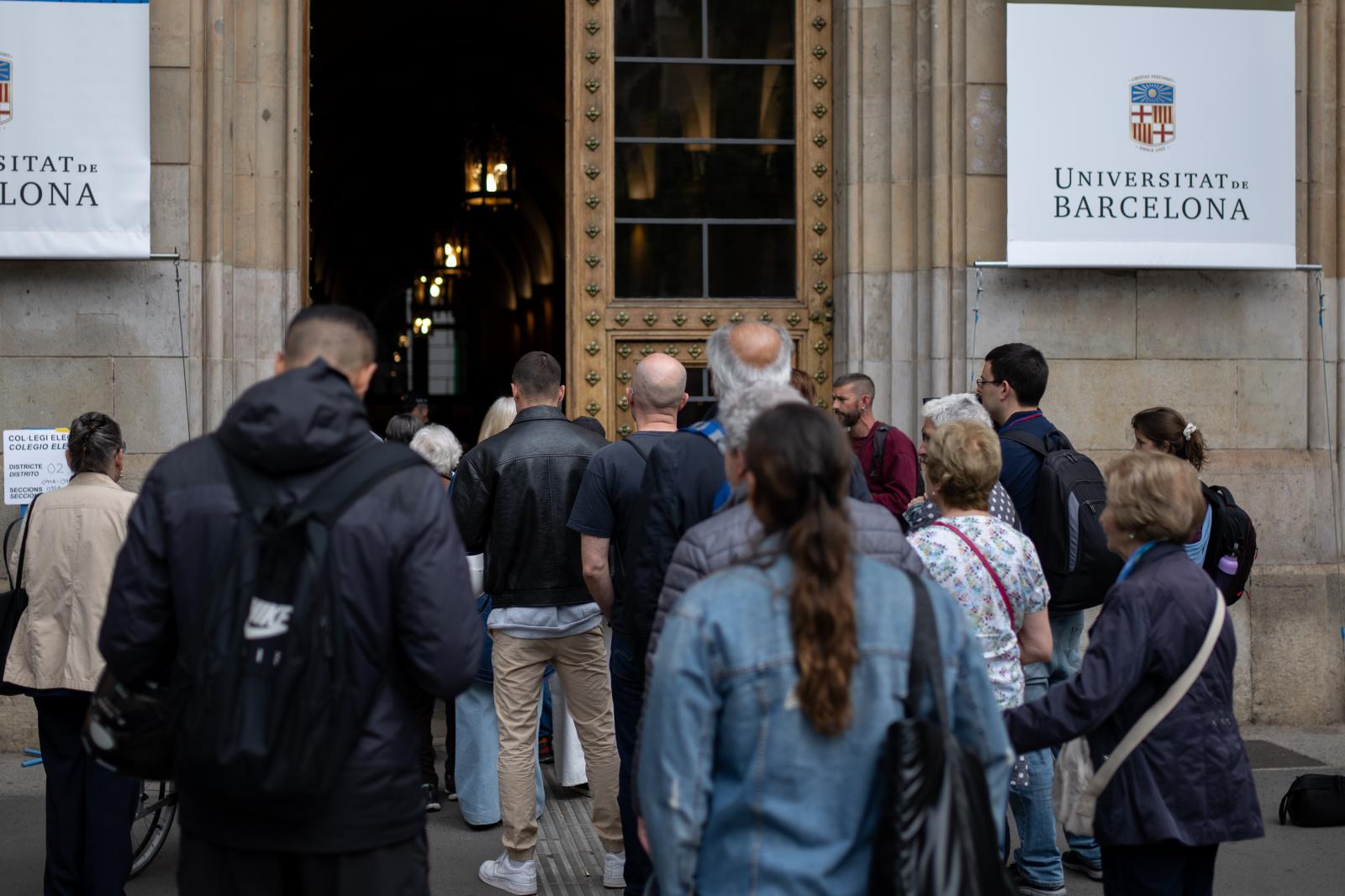 Varias personas acuden a ejercer su derecho a voto en la Universitat de Barcelona.