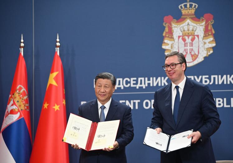 Xi Jinping y el presidente serbio firman acuerdos comerciales.