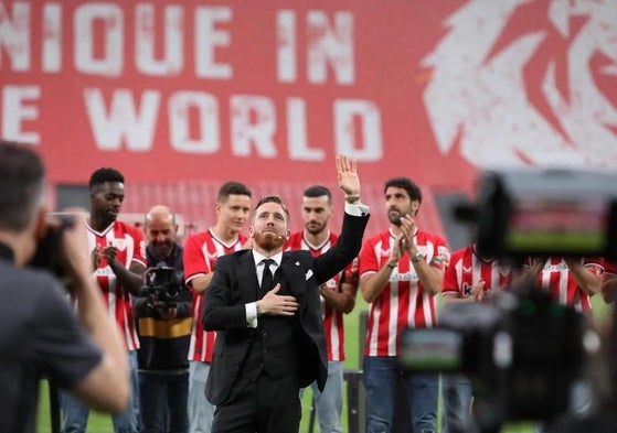 Muniain, emocionado, durante el homenaje en San Mamés.