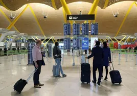 Pasajeros en el aeropuerto de Madrid-Barajas.