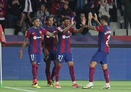 Lamine Yamal celebra junto a sus compañeros su gol a la Real.