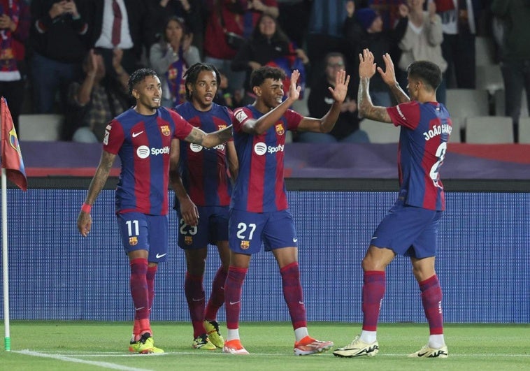 Lamine Yamal celebra junto a sus compañeros su gol a la Real.