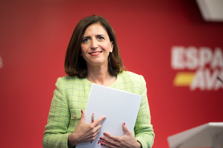 La portavoz del PSOE, Esther Peña, llega a una rueda de prensa posterior a la Ejecutiva Federal del partido