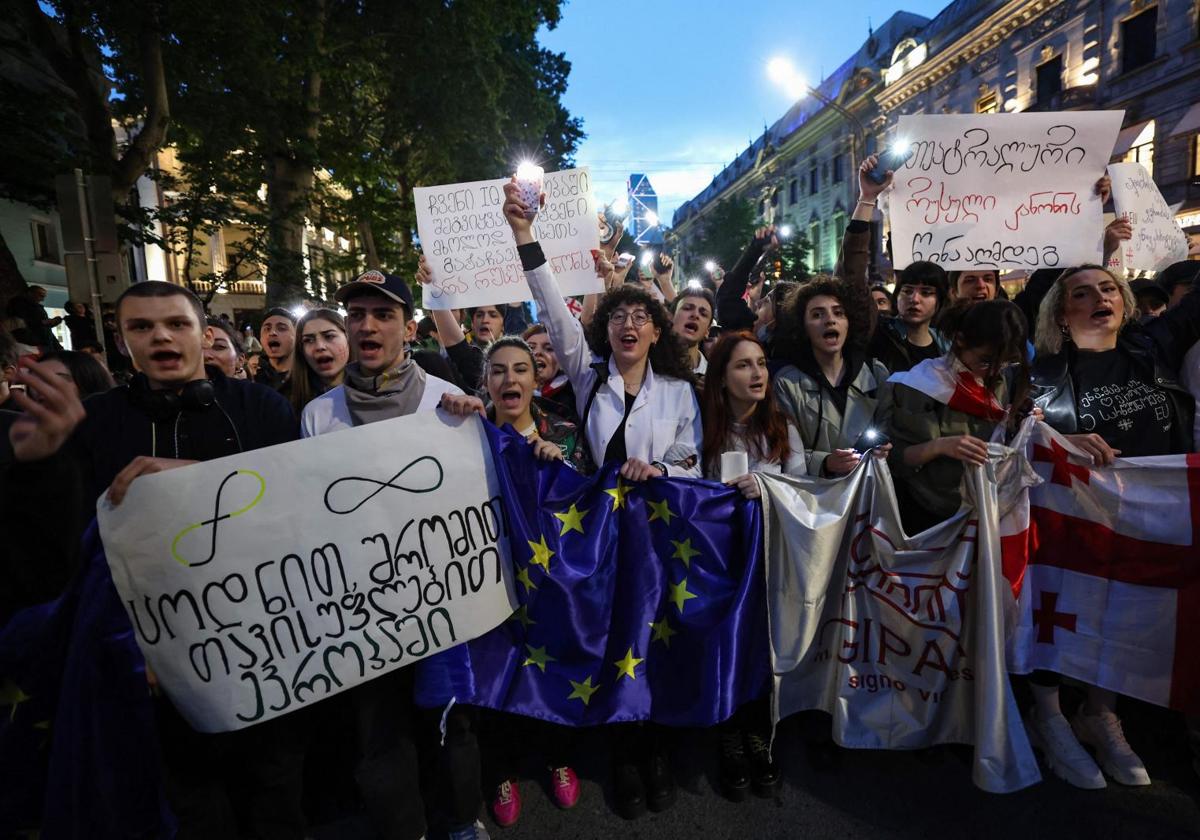 Estudiantes georgianos, en una protesta este lunes en Tiflis contra la ley de agentes extranjeros.