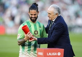 Gordillo entregándole a Isco el premio al mejor jugador del mes de abril.