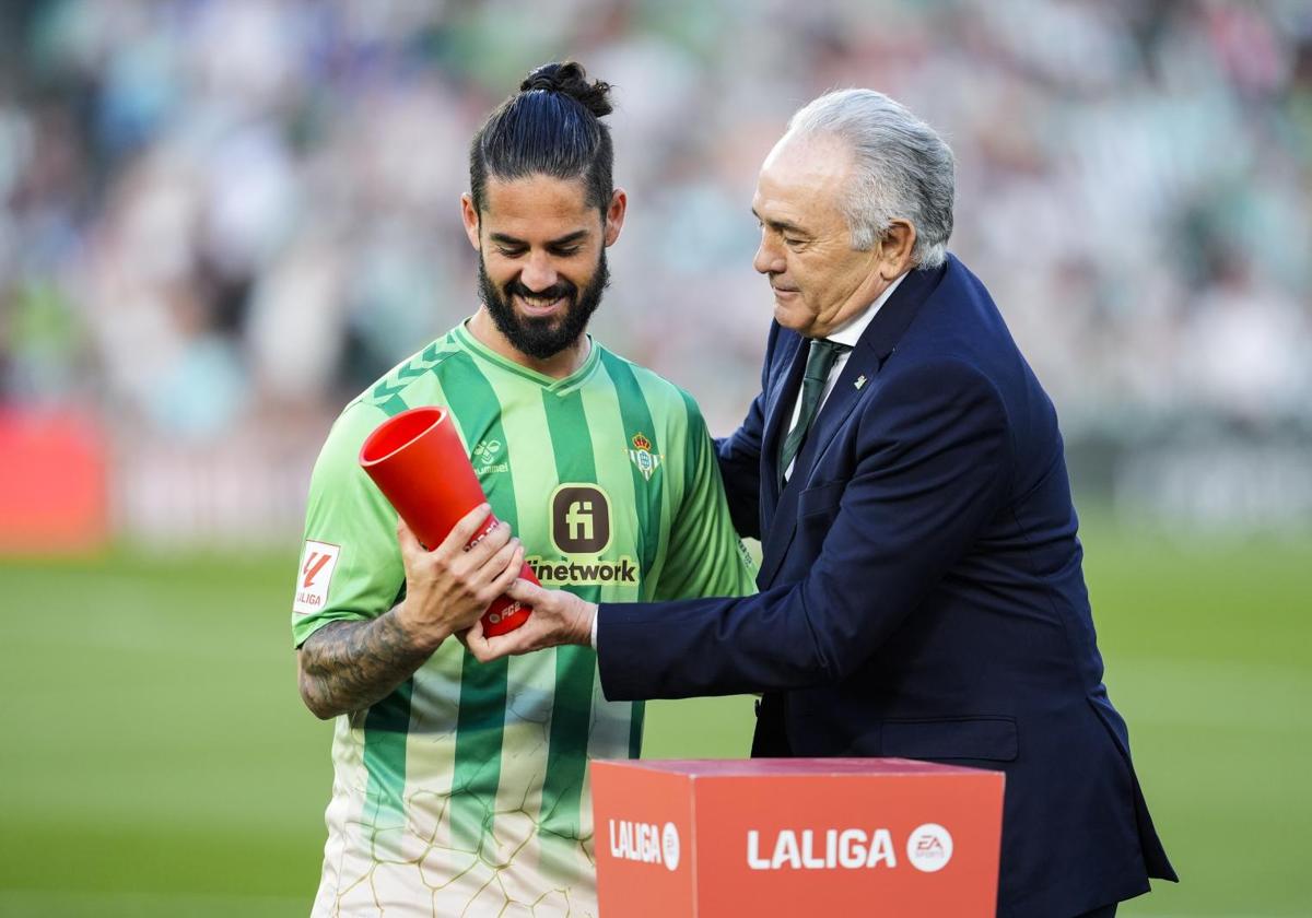 Gordillo entregándole a Isco el premio al mejor jugador del mes de abril.