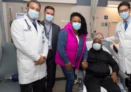 Slayman, con su pareja y el equipo médico el día que recibió el alta.