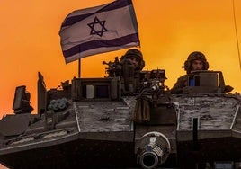 Un tanque israelí opera en Gaza.