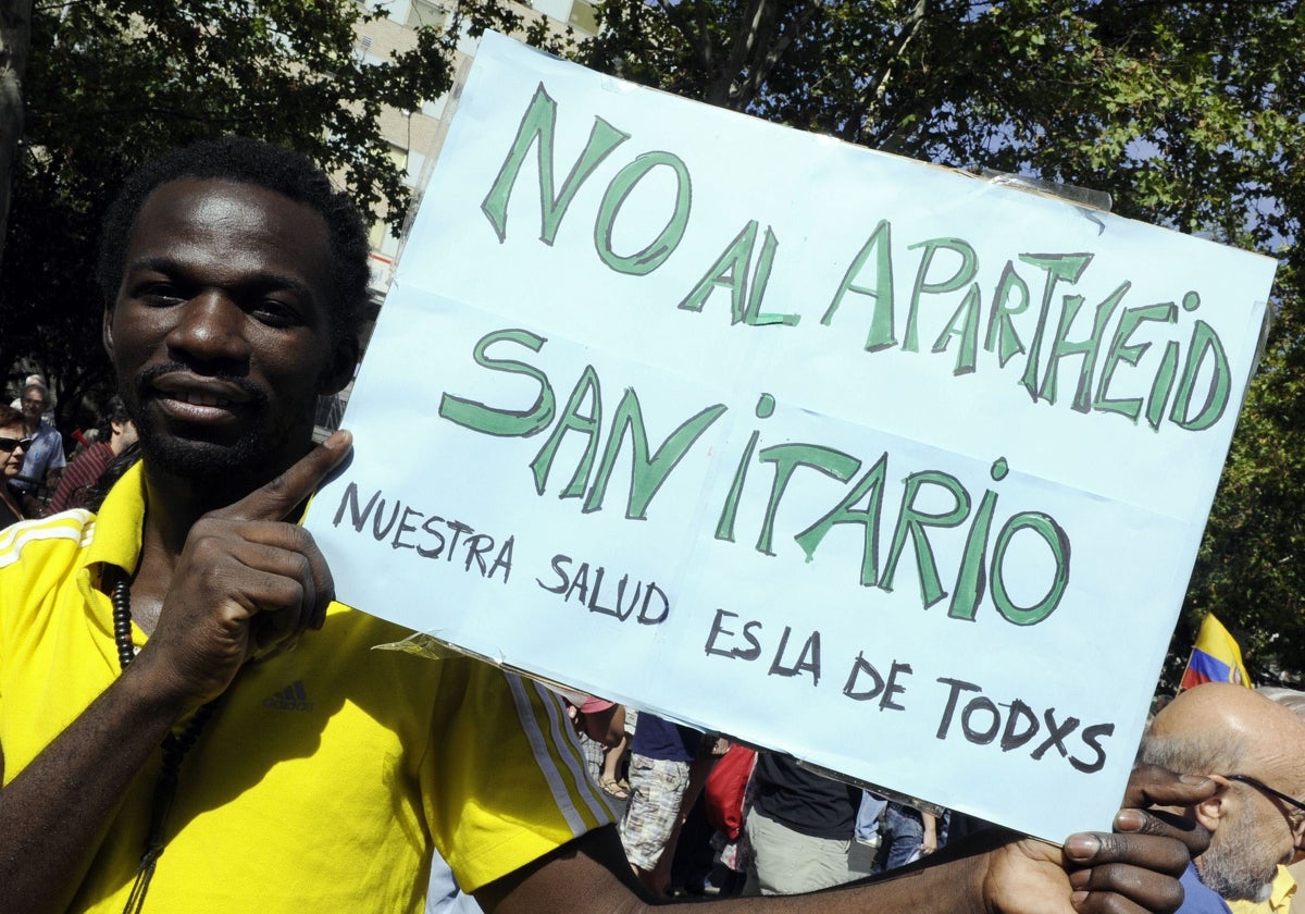 Protesta por la exclusiones de la sanidad acordadas en 2012 por el Gobierno del PP.