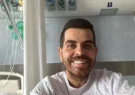 Alex García, sonriente en la habitación del Hospital de Cruces en la que se encuentra recuperándose.
