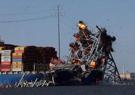 El momento en que los ingenieros detonan explosivos para completar la demolición del puente de Baltimore.