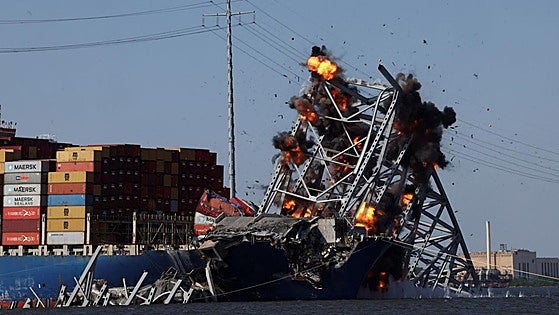 Dinamitan los restos del puente de Baltimore
