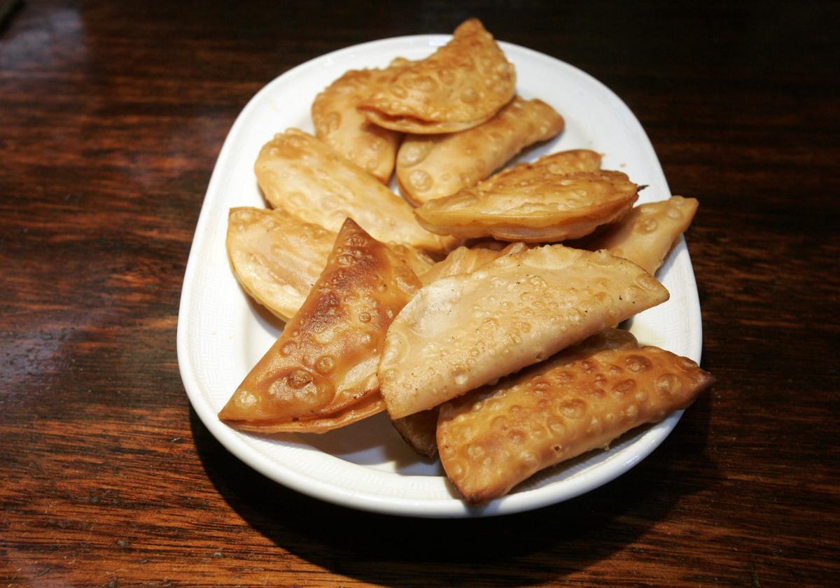 Un plato de empanadillas.