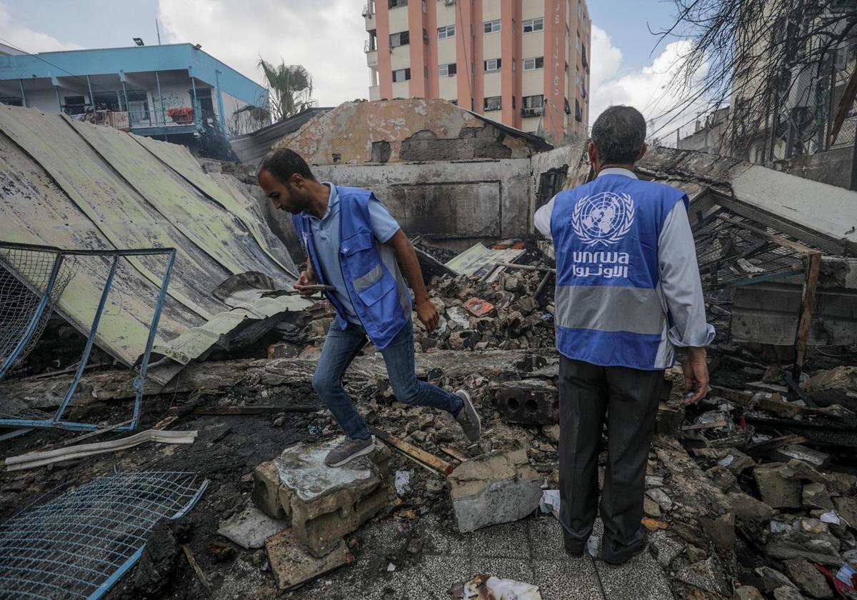 Empleados de la UNRWA inspeccionan una escuela de la ONU destruida por un bombardeo israelí en el campamento de refugiados de al Nuseirat.