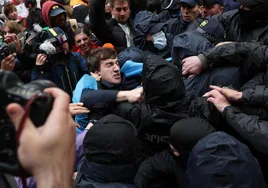 Agentes georgianos detienen a un manifestante durante las protestas que se desarrollan este lunes en las inmediaciones del Parlamento.