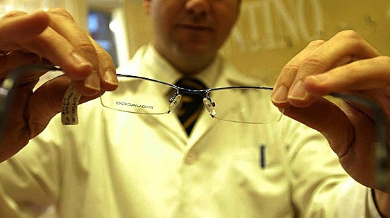 Pobreza visual: condenados a vivir sin ver bien por no poder pagar unas gafas