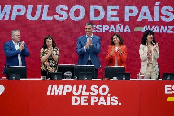 El secretario general del PSOE y presidente del Gobierno, Pedro Sánchez junto a miembros de su formación