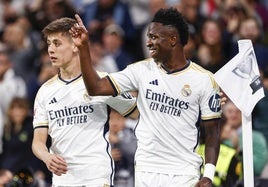 Vinicius celebra su segundo gol al Alavés junto a Güler.