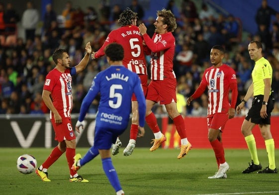 Griezmann y De Paul celebran el primer gol del Atlético en el Coliseum.