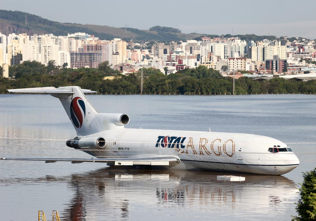 Un avión en el anegado aeropuerto de Porto Alegre, en Brasil.