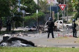 Agentes de la gendarmería francesa custodian la entrada del distrito de Vallee-du-Tir, en Nueva Caledonia.