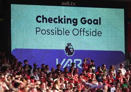 Revisión de una acción polémica en un partido entre el Nottingham Forest y el Chelsea.