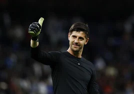 Thibaut Courtois celebra la victoria del Real Madrid frente al Alavés.