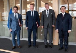 El ministro principal de Gibraltar, Fabian Picardo; el ministro de Asuntos Exteriores de Reino Unido, David Cameron; el vicepresidente de la Comisión Europea Maros Sefcovic, y el ministro de Asuntos Exteriores, Unión Europea y Cooperación, José Manuel Albares.