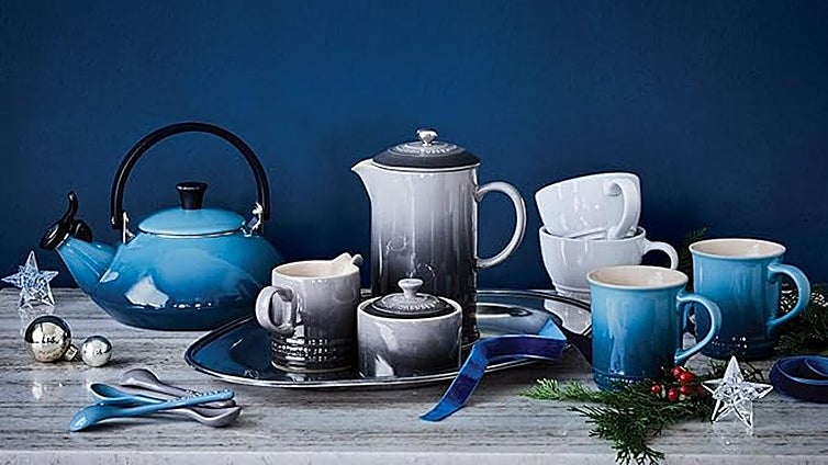 Esta tetera de acero esmaltado de Le Creuset se va a convertir en tu favorita para las meriendas