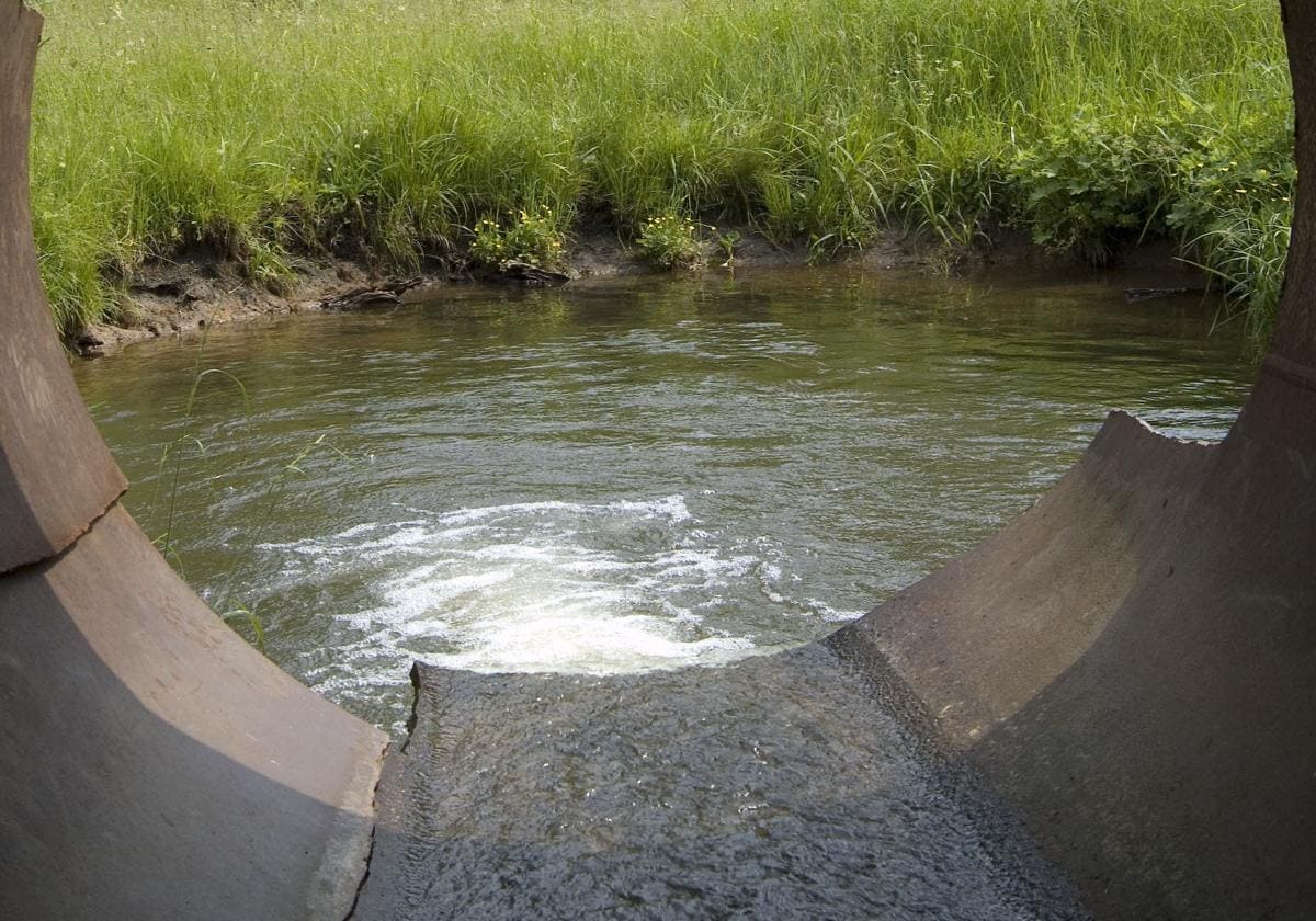 Tubería con agua contaminada.