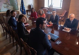 Las delegaciones de Sumar y del PSOE reunidas este jueves en el Congreso.