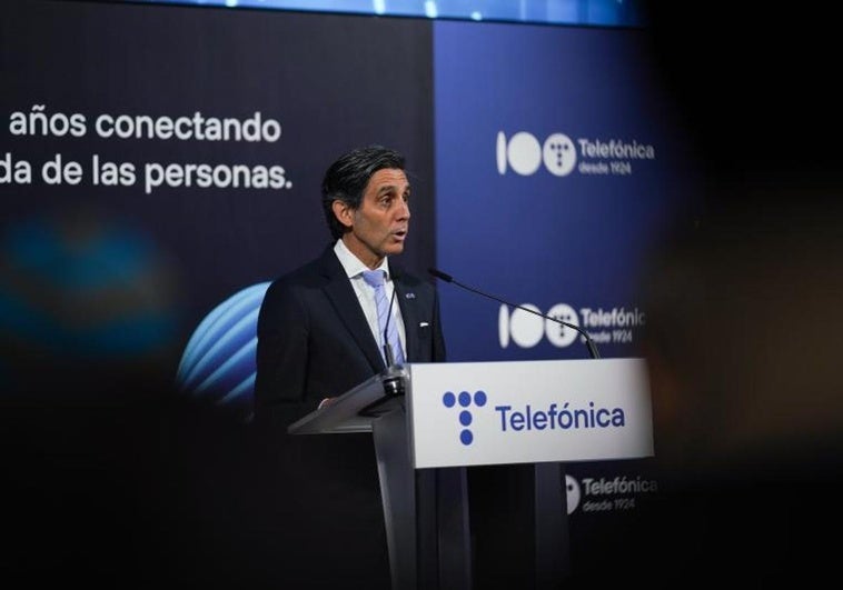 Toque de campana en la Bolsa de Madrid con motivo de los 100 años de Telefonica.