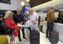 Turistas en un hotel de Bilbao.