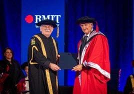 El rector de la RMIT University, profesor emérito Stephen Duckett, y José Manuel Entrecanales, presidente y CEO de Acciona, durante la ceremonia.