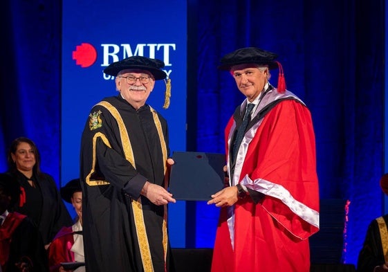 El rector de la RMIT University, profesor emérito Stephen Duckett, y José Manuel Entrecanales, presidente y CEO de Acciona, durante la ceremonia.