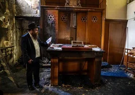 La sinagoga sufrió daños en su interior por el incendio.