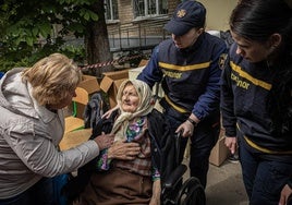 Una anciana es trasladada a un centro sanitario de Járkov, ciudad bombardeada por Rusia desde el 10 de mayo.