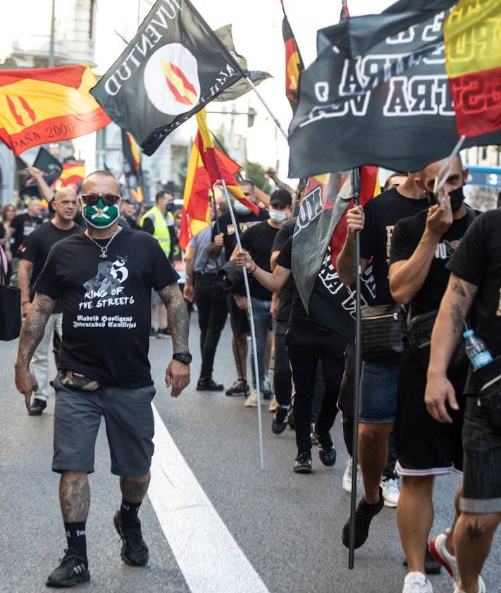 Imagen secundaria 2 - La librería Europa, en 2016, el material incautado por los Mossos a los acusados y una manifestación neonazi.